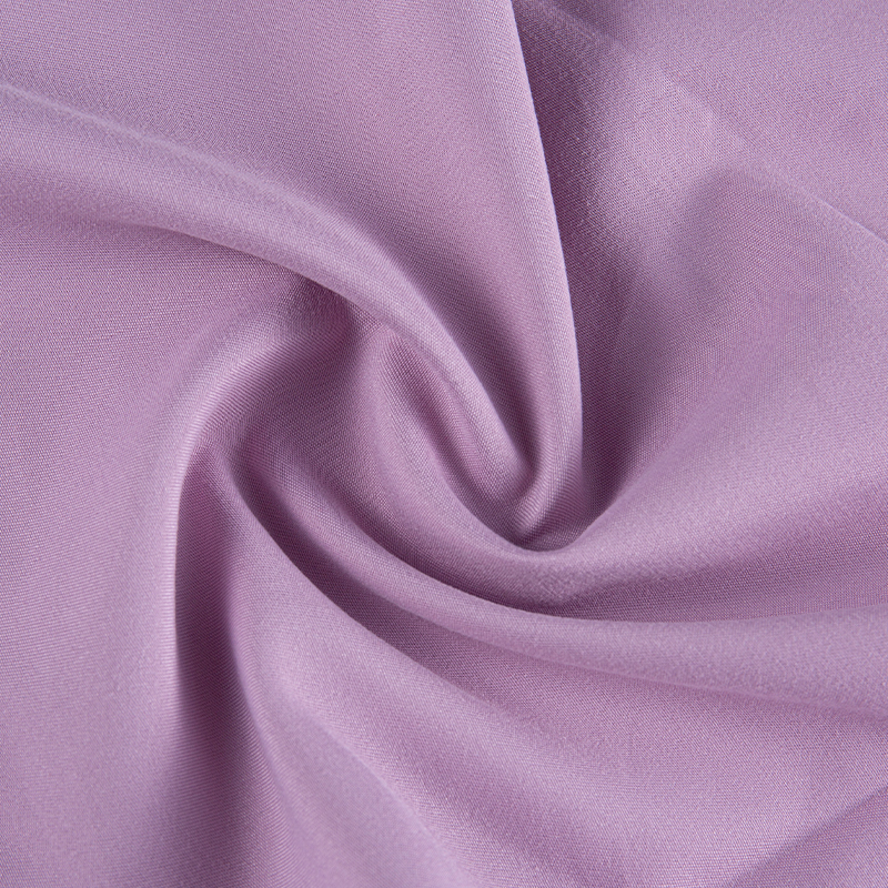 Vaalean violetti polyesterivärjätty rapea kangas